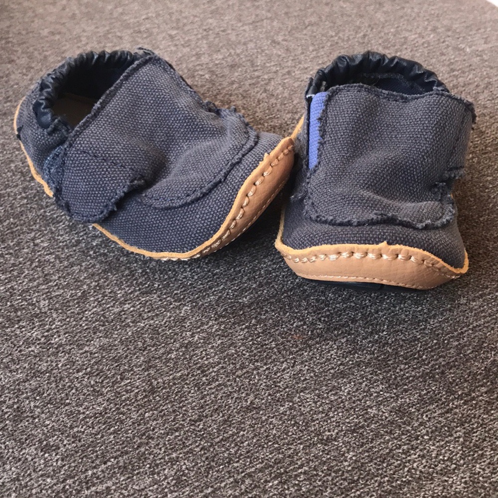 Like new 3-6 month Riley Roos navy shoes.